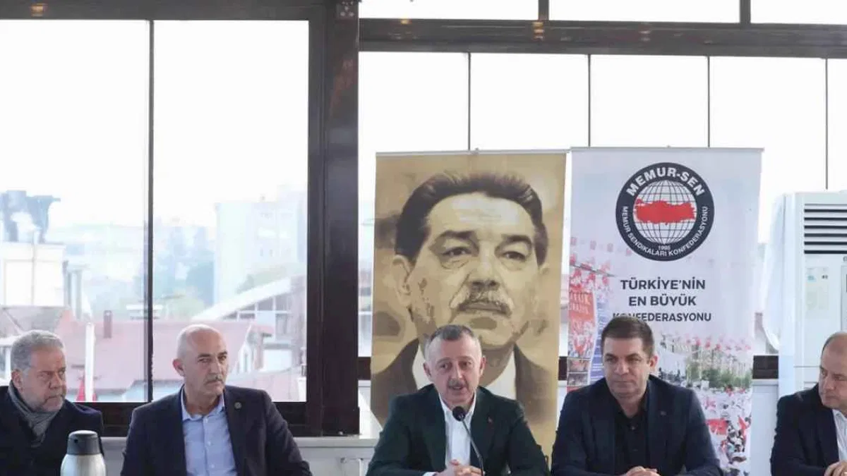 Başkan Büyükakın, Kocaeli Memur-Sen'e konuk oldu