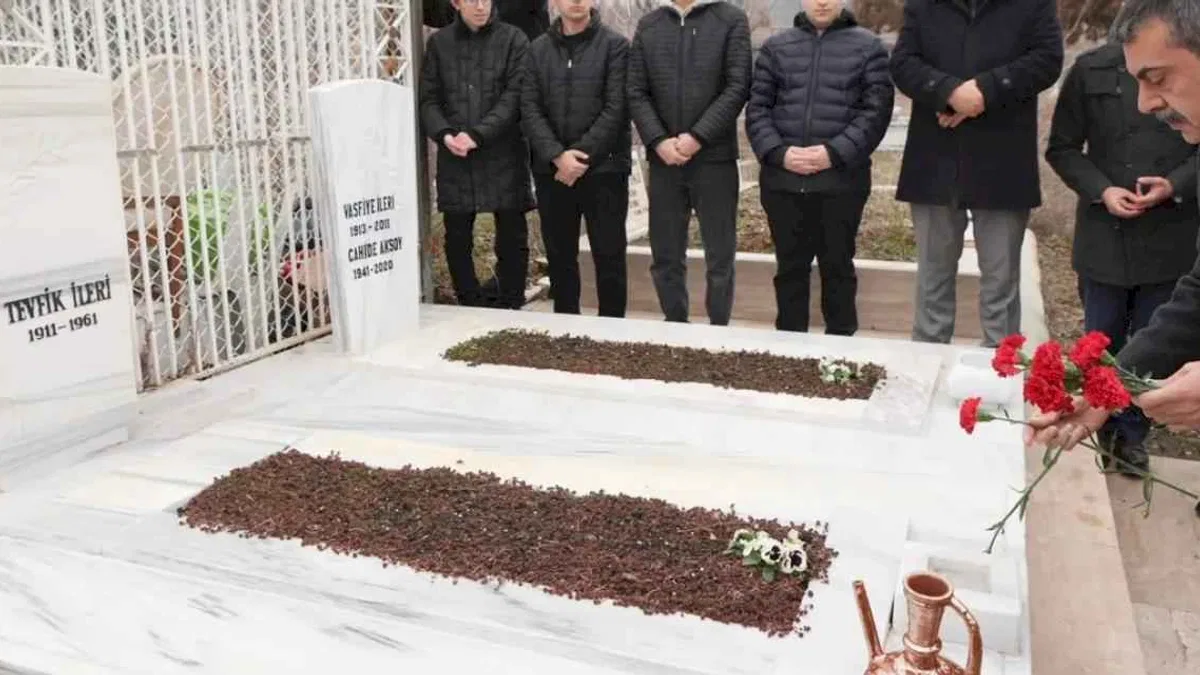 Eski Bakan İleri'ye Bakan Tekin'den vefa