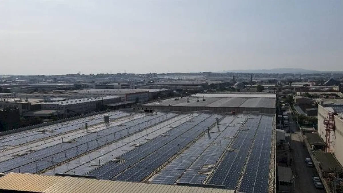 Çatısındaki GES'le binlerce ton salınımı engelleyecek
