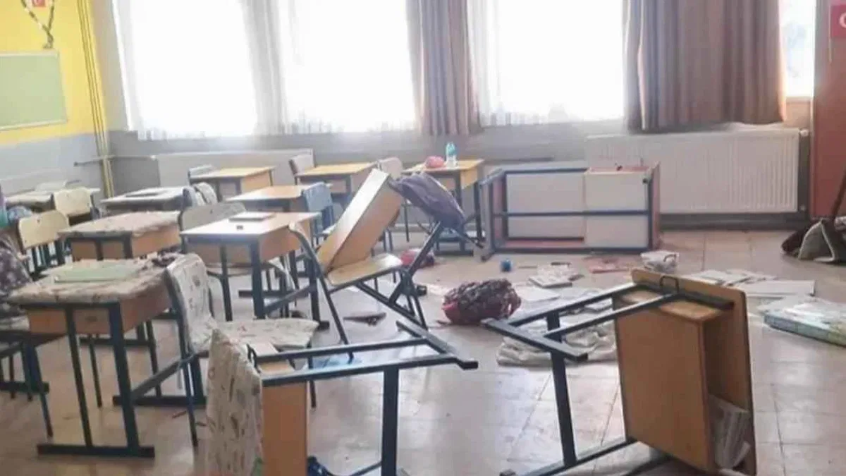 Okulda veli terörü! Gözü dönen veli sınıfı talan etti