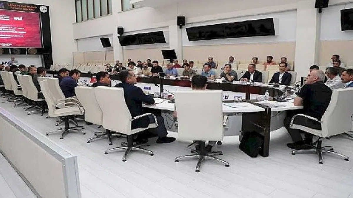 KOSKİ Genel Müdürü Demir, Hatay'ın altyapısının değerlendirildiği toplantıya katıldı