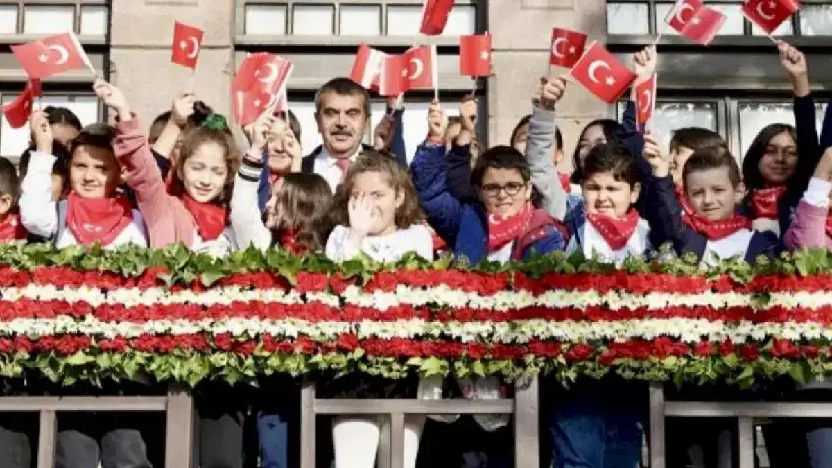 Bakan Tekin öğrencilerle 1'inci Meclis'te