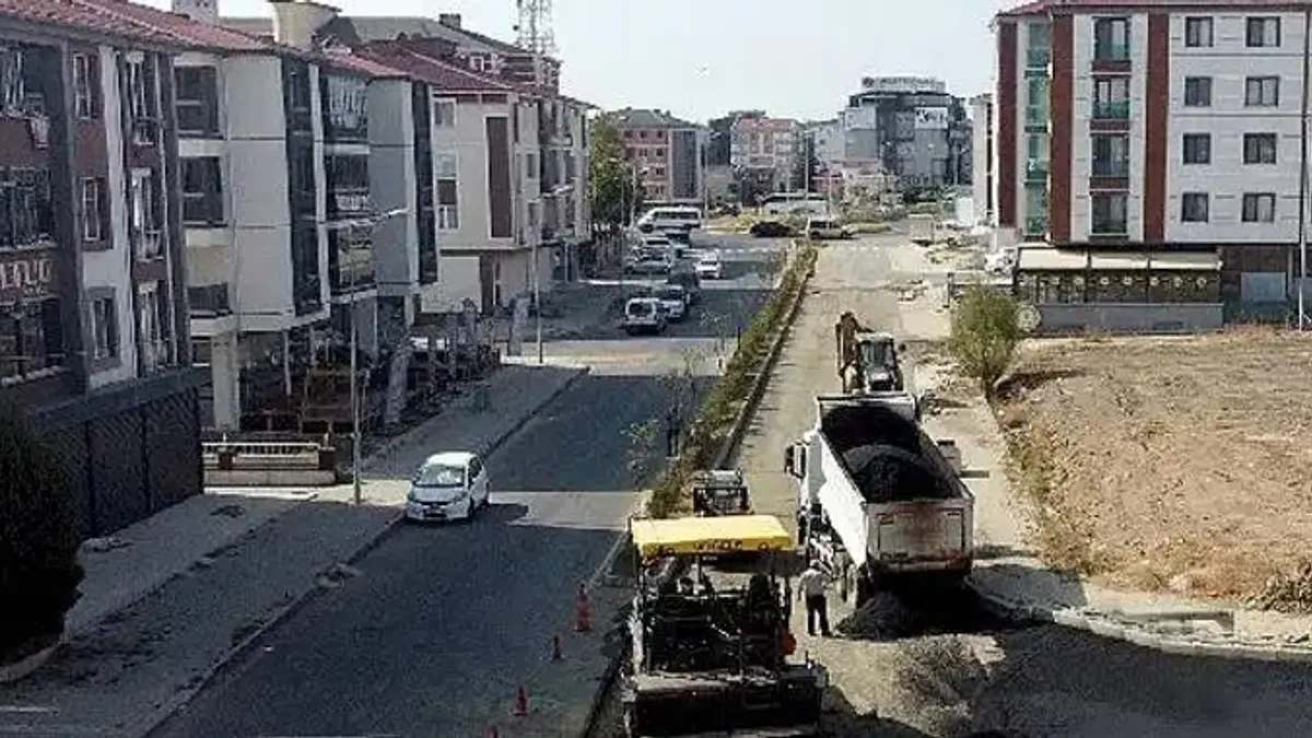 Ekipler Yol ve Kaldırım Çalışmalarını Sürdürüyor