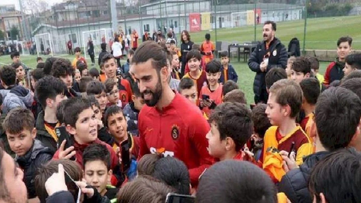 Galatasaraylı Bafetimbi Gomis, Juan Mata ve Sergio Oliveira'dan "Biz Beraberiz" futbol turnuvasına destek!