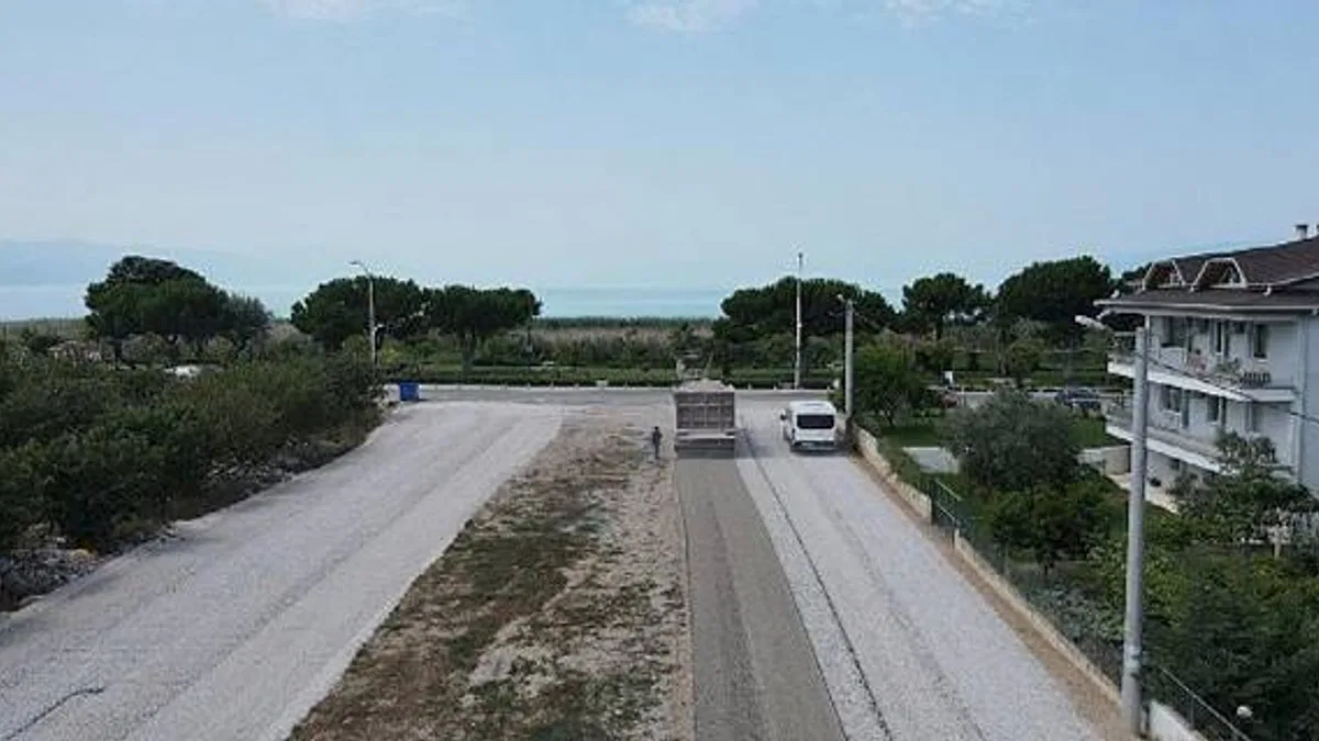 İznik Belediyesi'nden Yollara Sathi Kaplama Çalışması