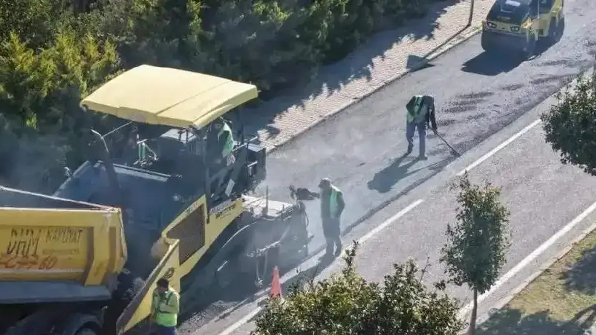 İzmir'de Çeşme’nin yolları yaza hazırlanıyor