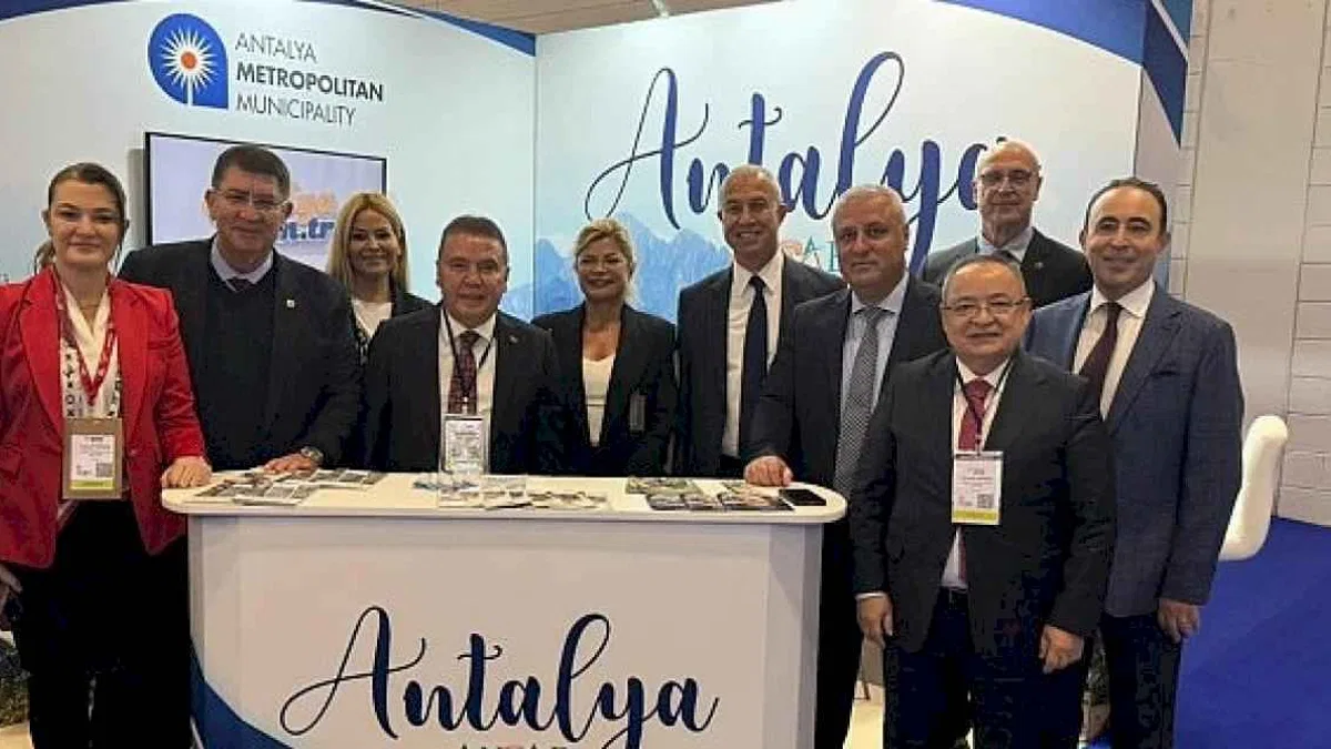 Başkan Muhittin Böcek Dünya Seyahat Fuarı'nda Antalya'yı tanıtıyor
