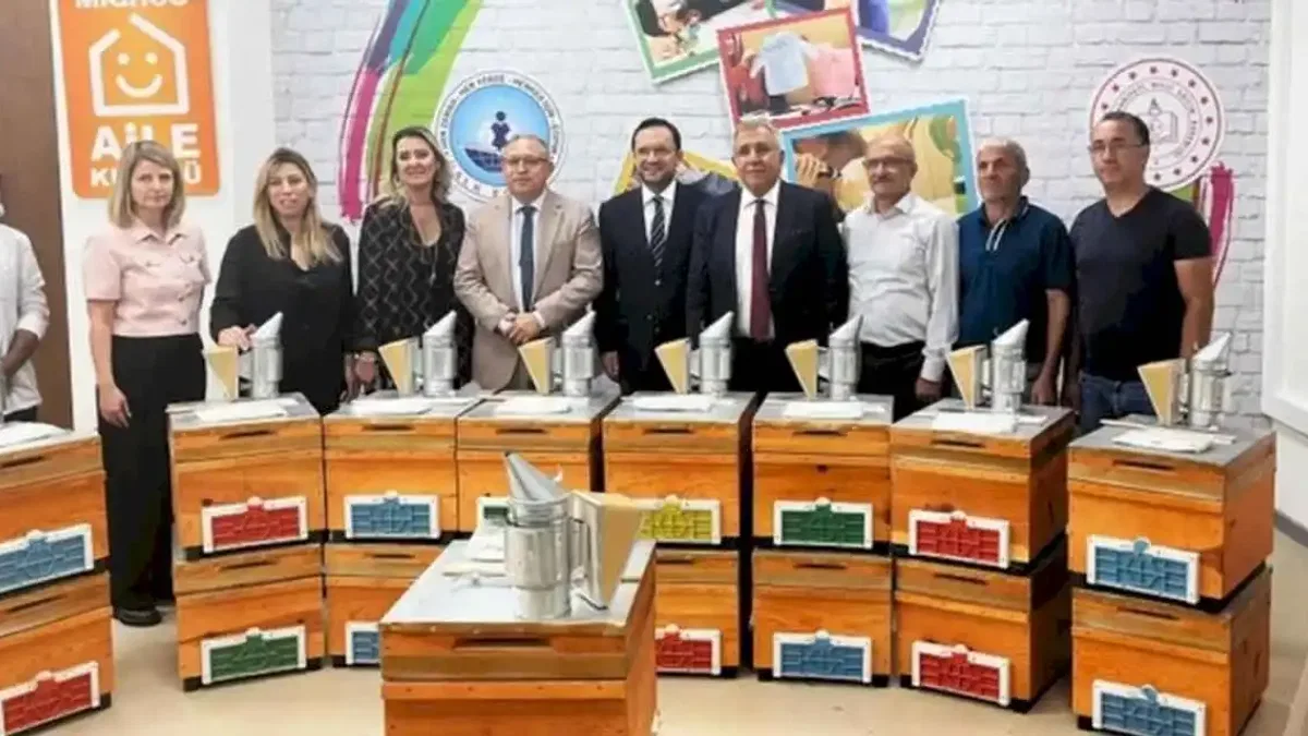 Yalova'da başarılı kursiyerlere arıcılık başlangıç seti desteği