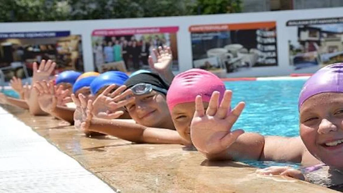 Lüleburgaz'da çocuklara yüzme eğitimi