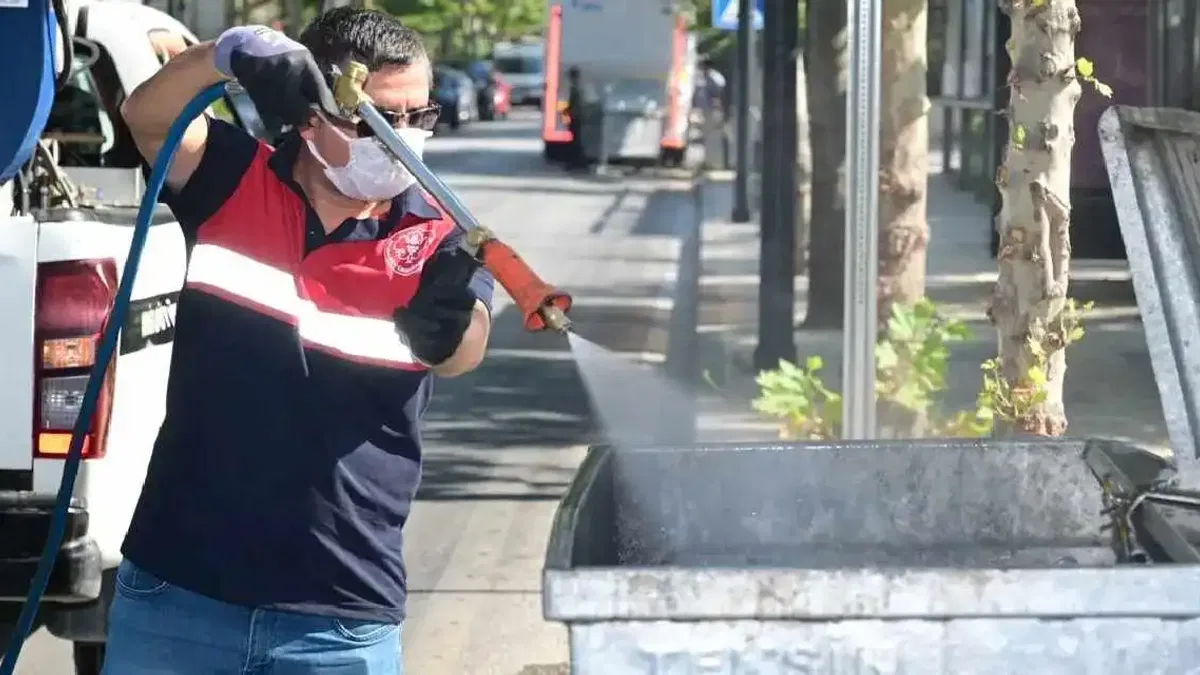 Manisa'da çöp konteynerlerinde temizlik ve ilaçlama seferberliği