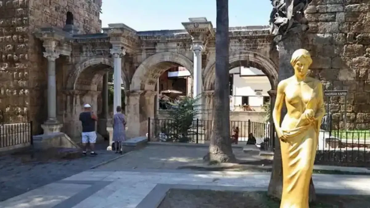 Antalya'da 'Venüs' heykelleri kenti süslemeye başladı