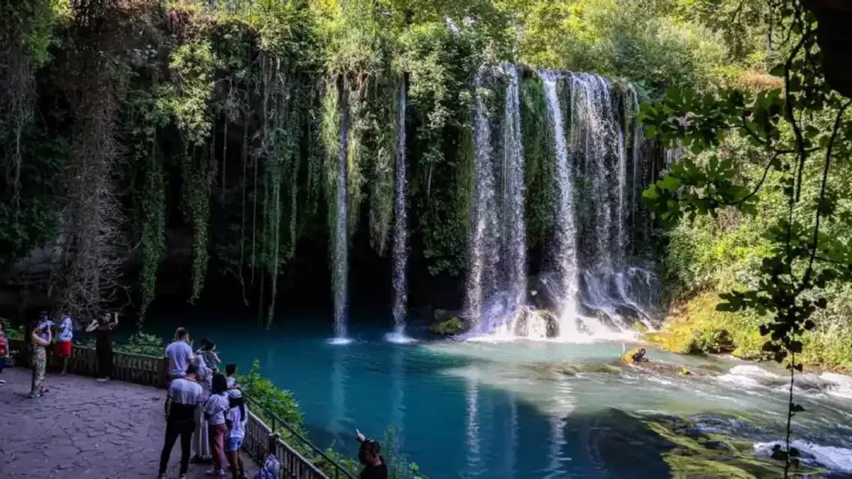 Antalya’da Düden Şelalesi ziyaretçilerini ağırlıyor