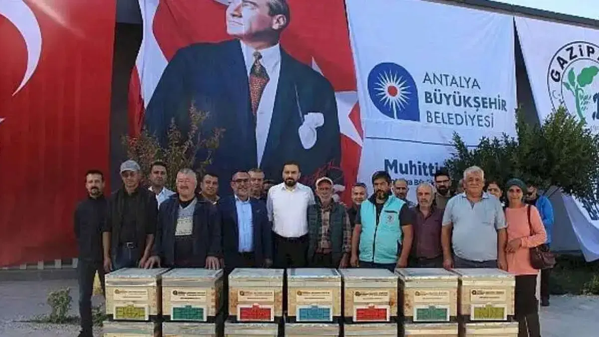 Büyükşehir'den Gazipaşalı arıcılara kovan desteği