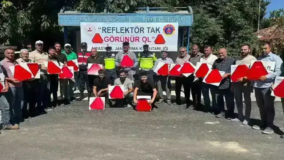 Amasya’da traktör sürücülerine reflektör uyarısı