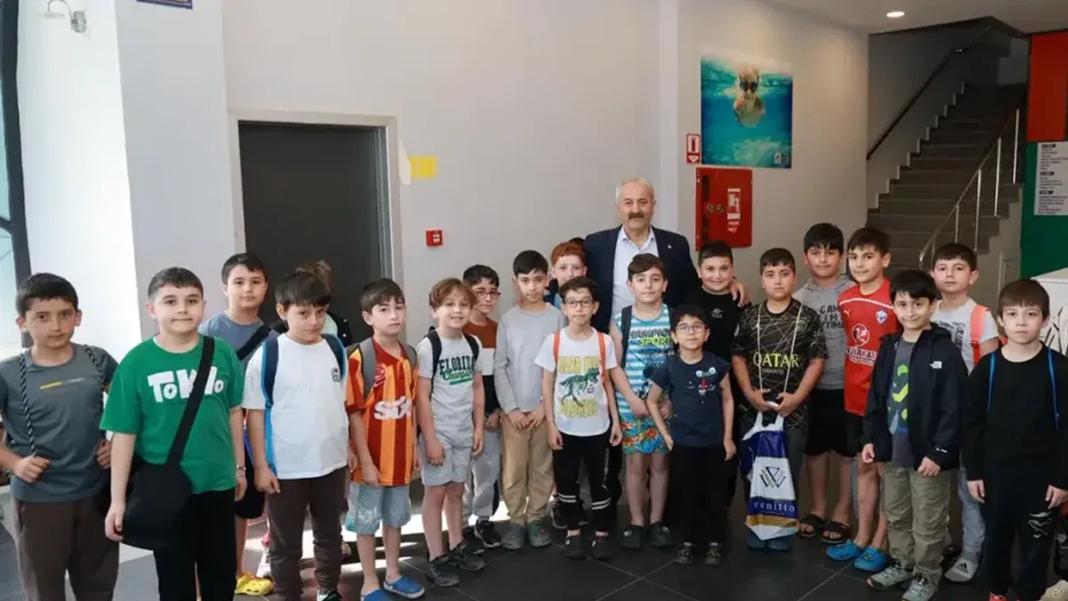 Gebze'de minik yüzücülere Başkan Büyükgöz'den ziyaret