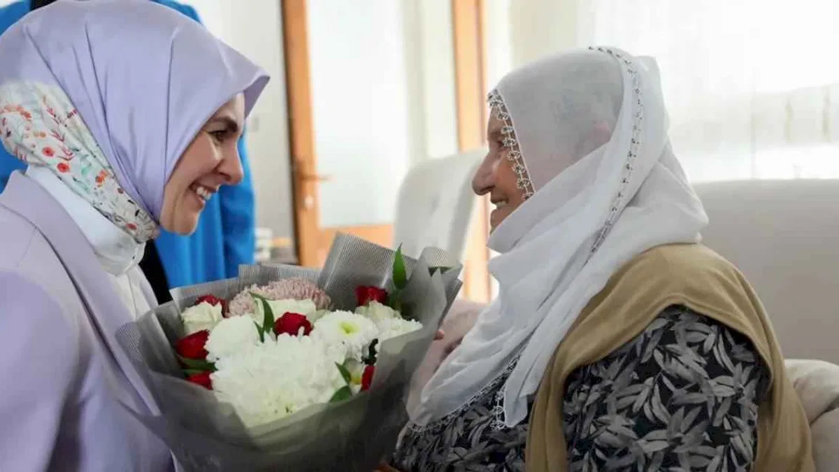 Elazığ'ın fenomen babaannesine Bakan Göktaş'tan sürpriz ziyaret