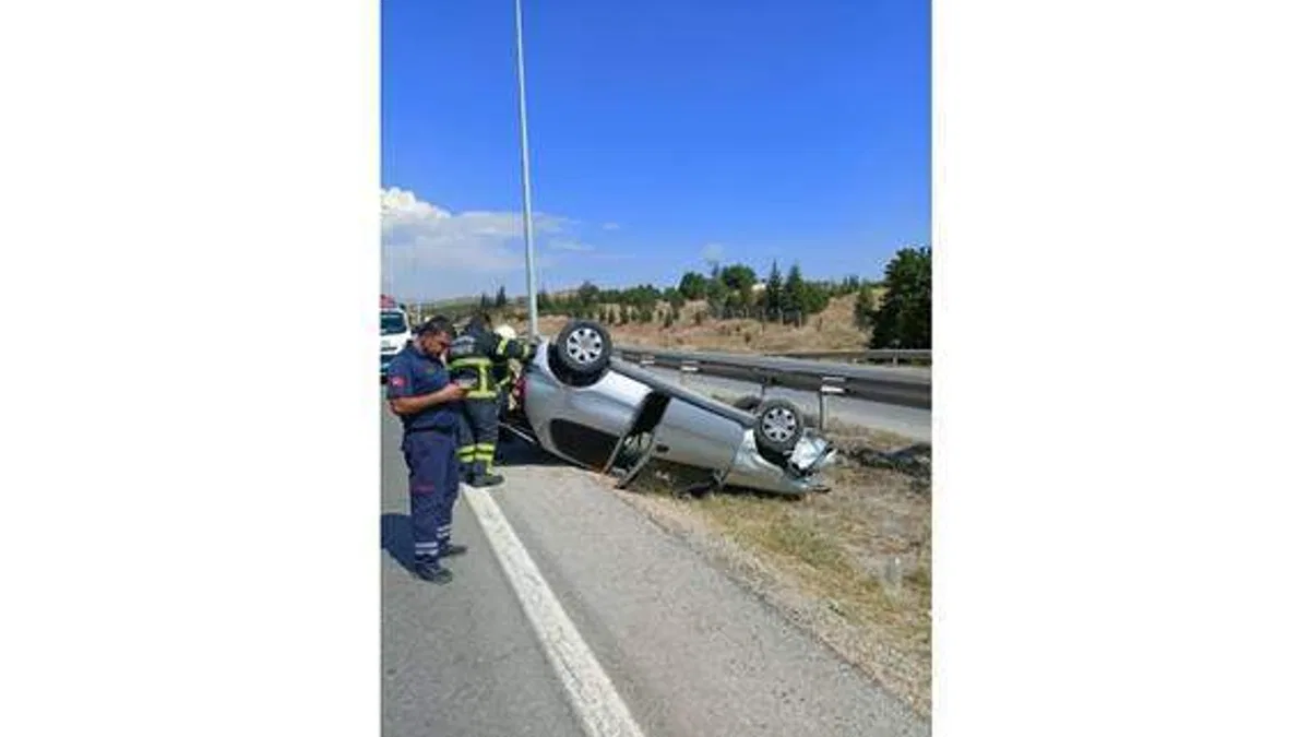 Kırıkkale'de devrilen otomobildeki 3 kişi yaralandı