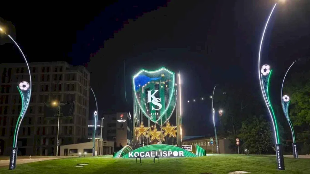 Stat kavşağını Kocaelispor’un arması aydınlatıyor