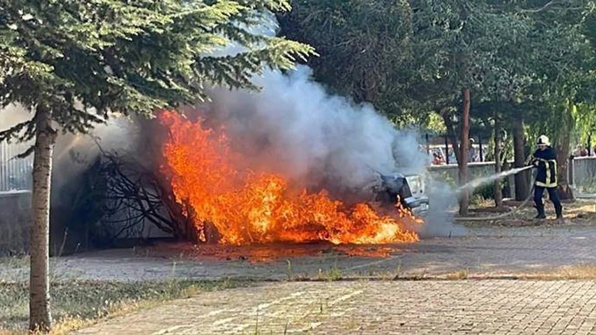 Kayseri'de okulun bahçesindeki otomobil yandı