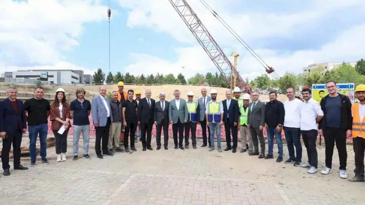 Umuttepe’de cami ve otopark projesi hızla ilerliyor