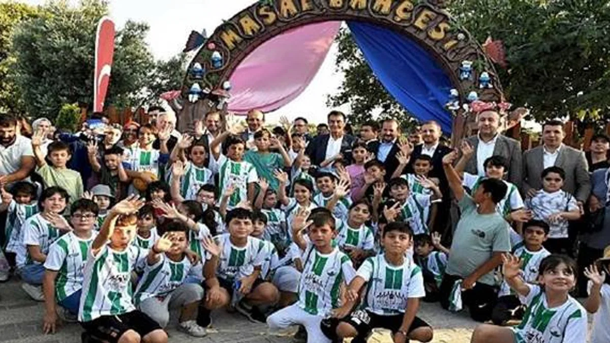Hayallerindeki kahramanları gören çocuklar bu parka hayran kaldı