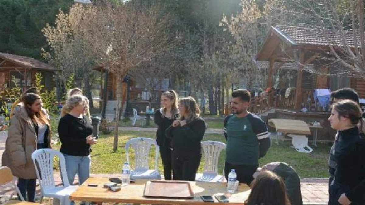 CHP'li Foggo Mersin'de depremzedeleri ziyaret etti