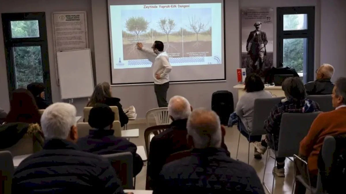İzmir Efes Selçuk’ta üreticilere zeytin budama eğitimi
