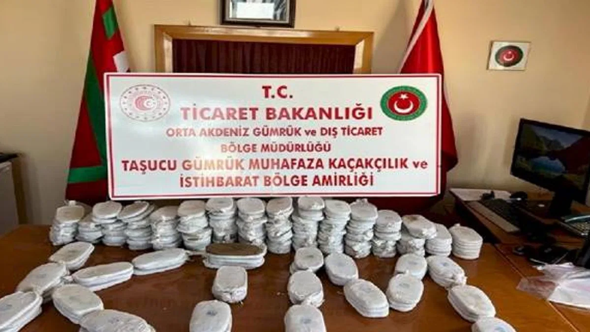 Taşucu Limanı’nda eş zamanlı uyuşturucu operasyon