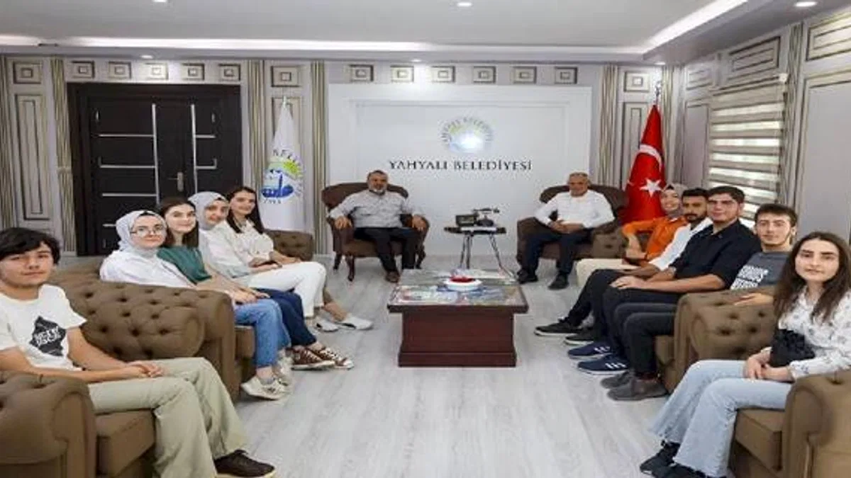 Kayseri Yahyalı'dan yeni üniversitelilere tebrik