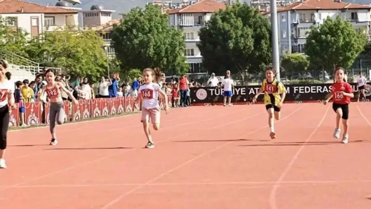 “En Hızlı Benim” atletizm yarışmasına yoğun ilgi