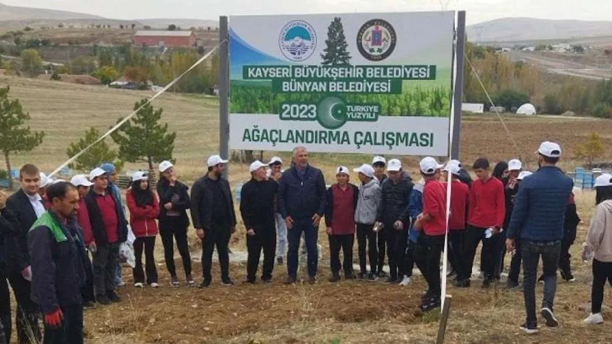 Kayseri Büyükşehir liselilerle bin fidan dikti