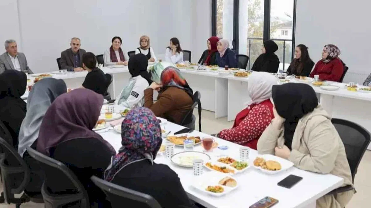 Başkan Çiftçi, Şekerpınar’daki kursiyerlerle bir araya geldi