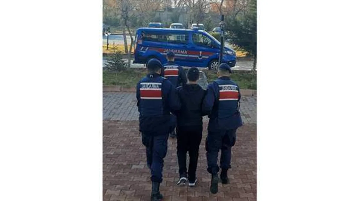 Aksaray'da 25 yıl kesinleşmiş hapis cezası olan cezaevi firarisi otobüste yakalandı