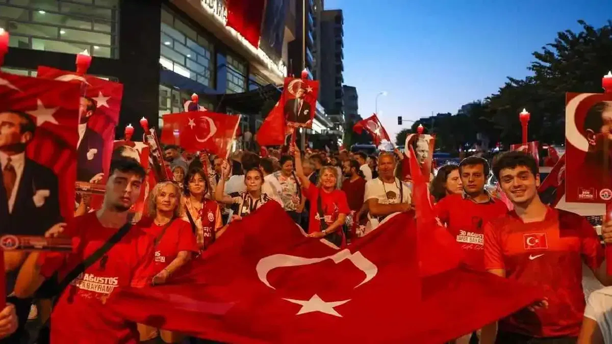 İstanbul Maltepe’de binlerce kişi Zafer Yürüyüşü'nde buluştu