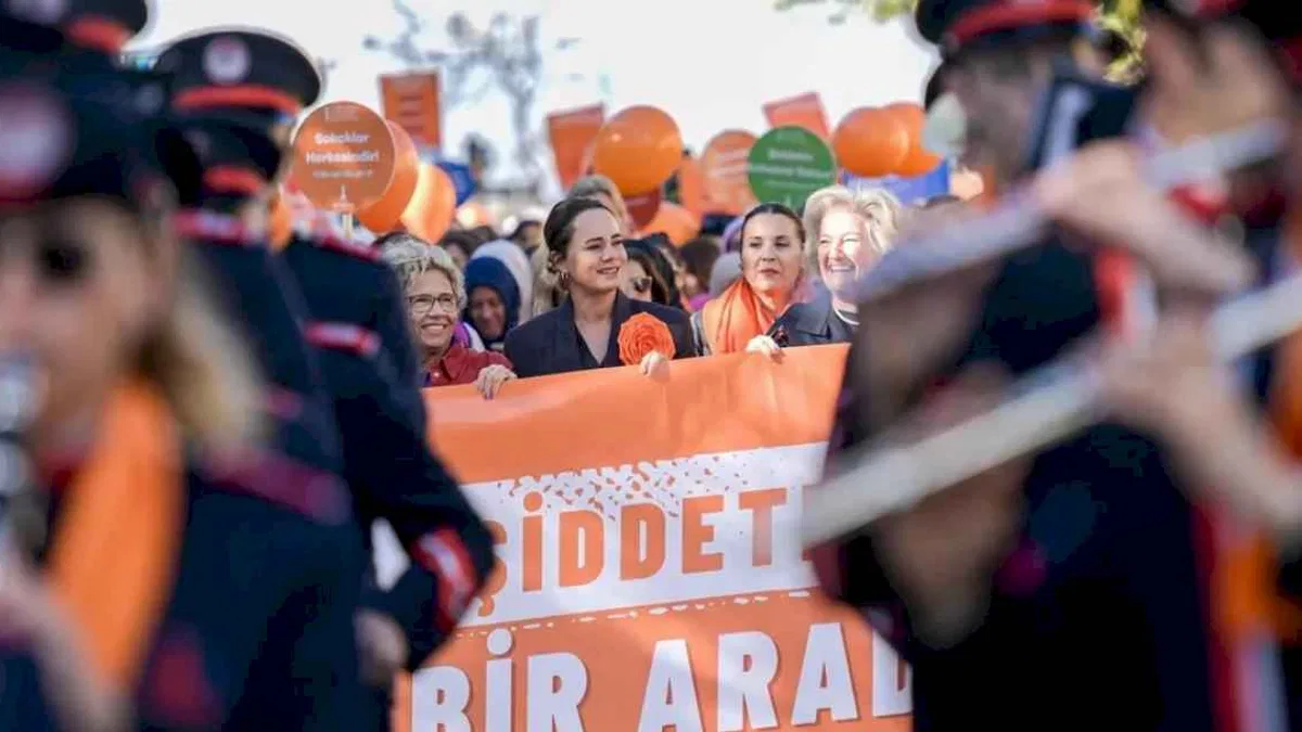 İzmir'de şiddete karşı 'turuncu' yürüyüş
