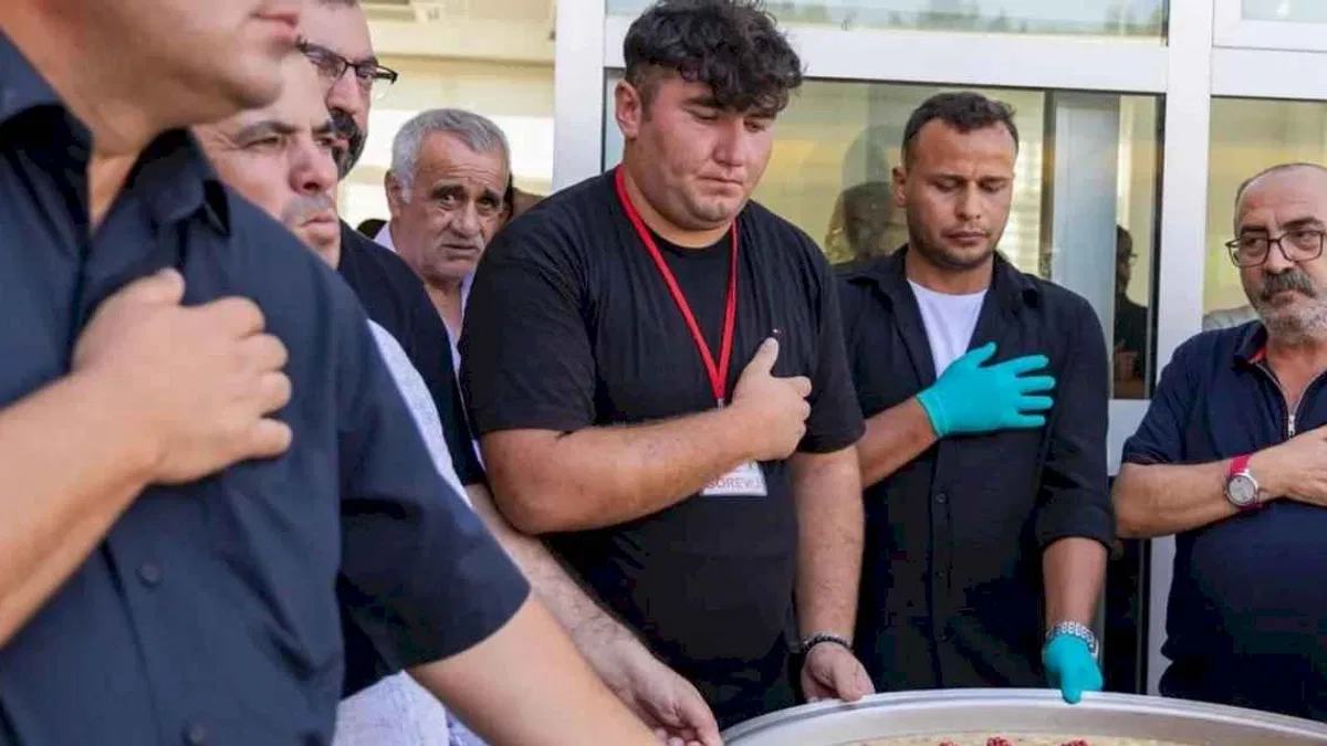 İzmir'de Başkan Tugay Aliağa’da aşure lokmasına ortak oldu