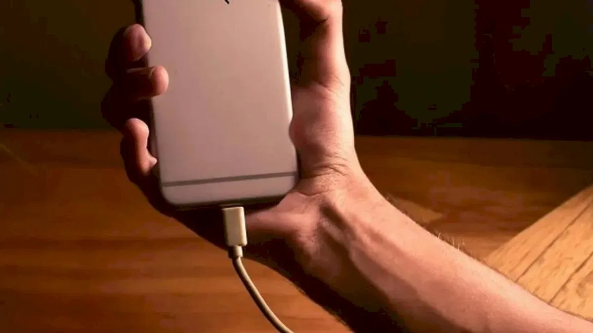 Telefonundan ayrı kalma korkusu ruh sağlığını etkiliyor!