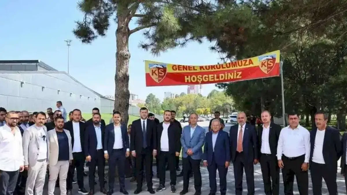 Başkan Büyükkılıç Kayserispor’un Olağanüstü Genel Kurulu’na katıldı