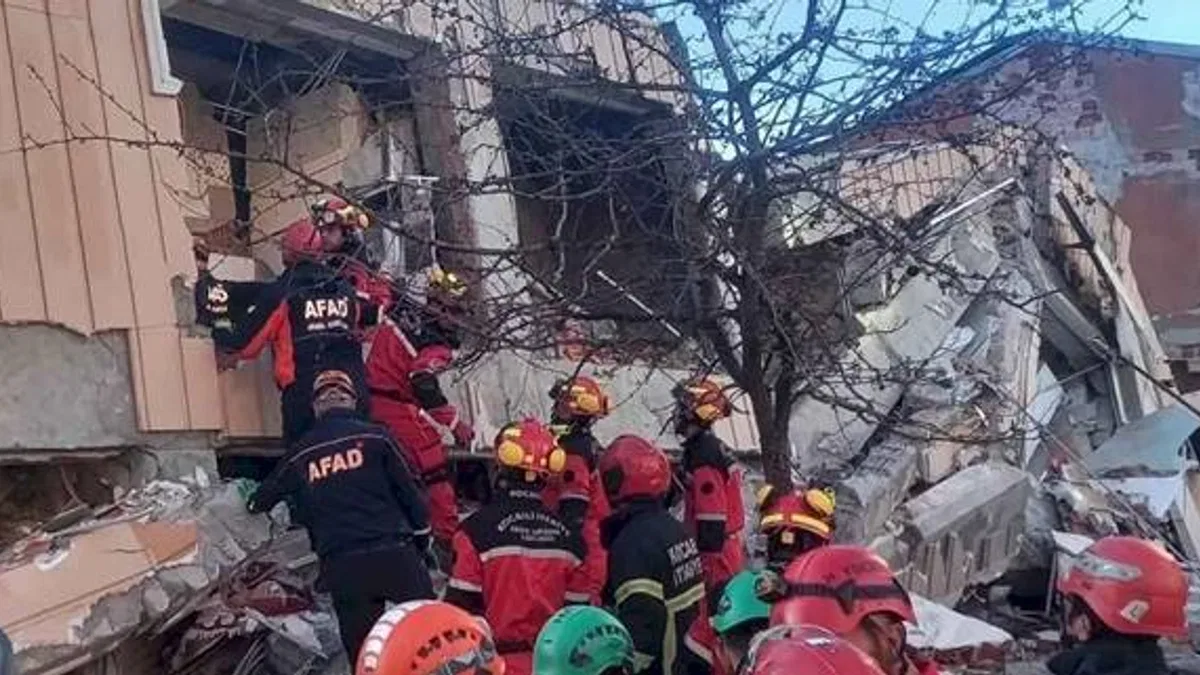 Gebze’de bina çöktü: 5 kişi enkaz altında