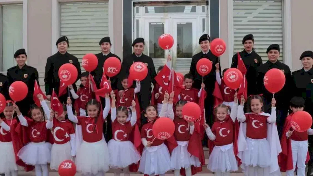 Minik öğrencilerden Jandarma Komutanlığı’na anlamlı ziyaret