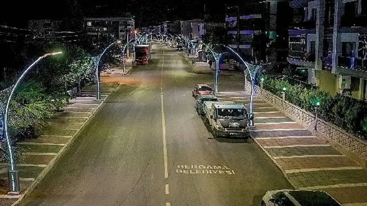 Bergama'da yollar yenileniyor, halk refaha kavuşuyor