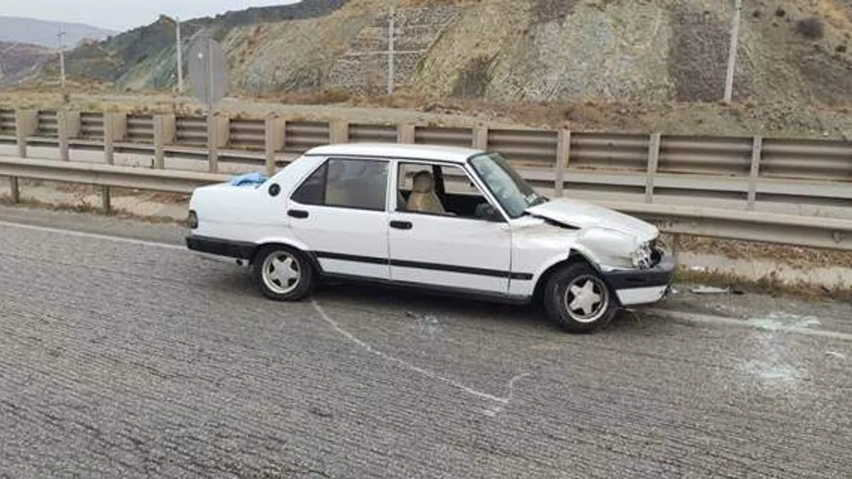 Kırıkkale'de bariyerlere çarpan otomobildeki 3 kişi yaralandı