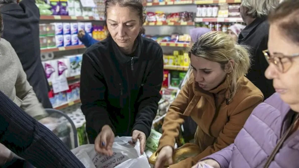 İzmir Güzelbahçe’de GÜZMAR Bakkal Nihat açıldı