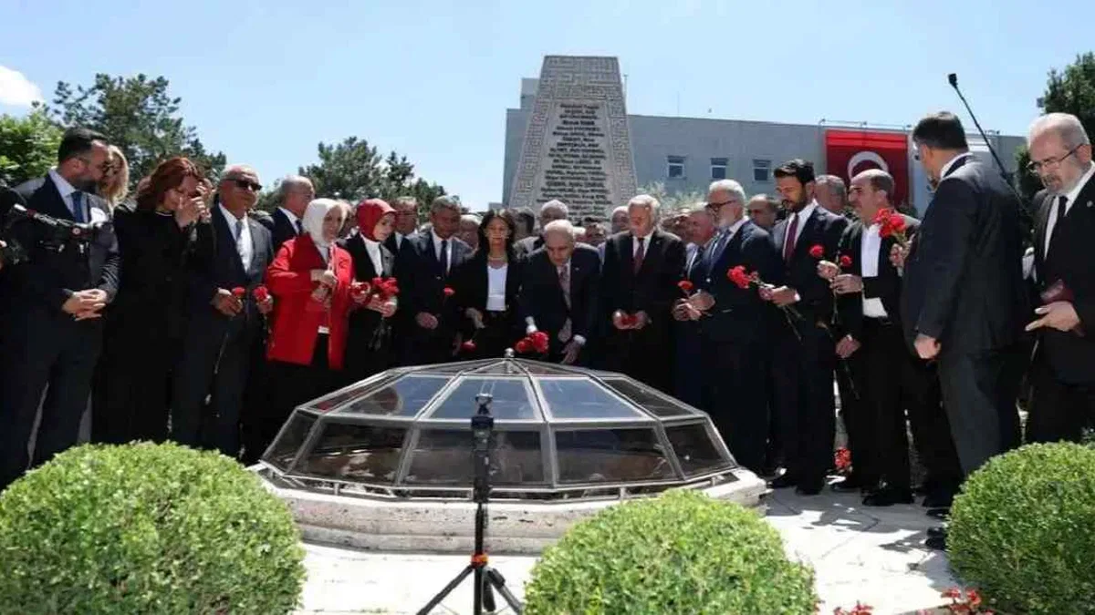 15 Temmuz'da TBMM'de ilk bombanın düştüğü alana karanfil bırakıldı