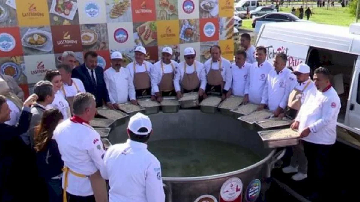 Kayseri'de 100'üncü yıla 1 ton mantılı kutlama