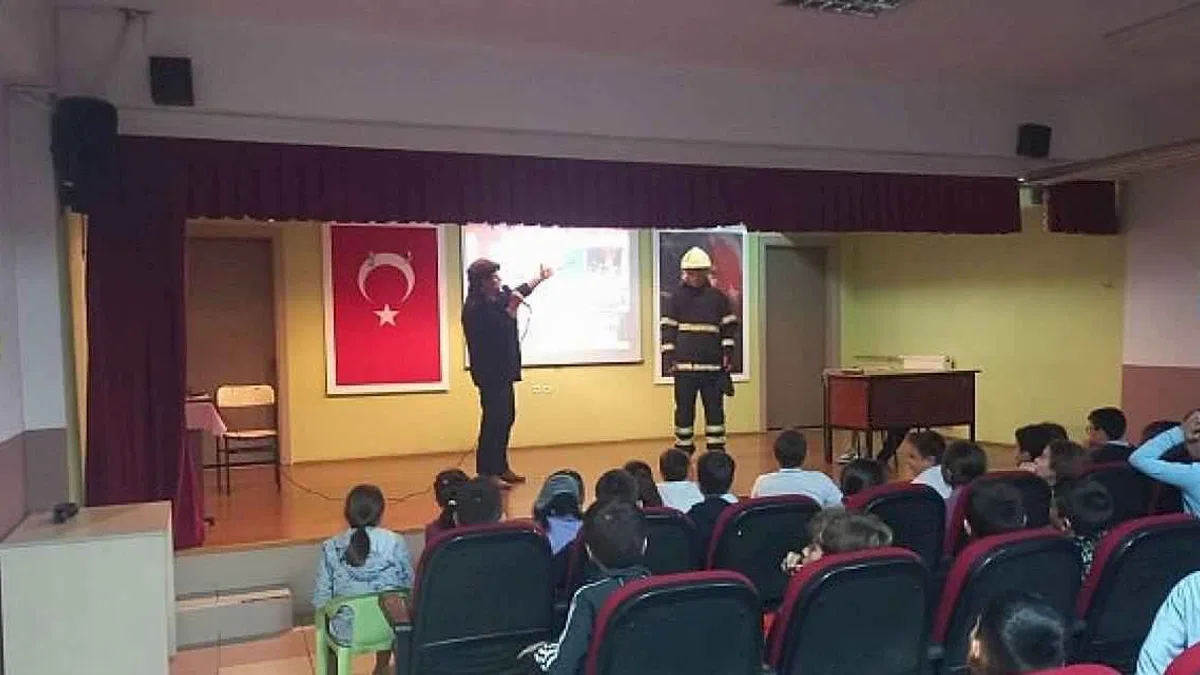 Öğrenciler itfaiyecilik mesleğini öğrendi