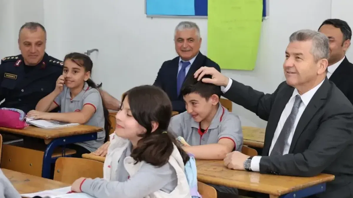 Artvin Valisi Ergün’den okul ziyaretleri