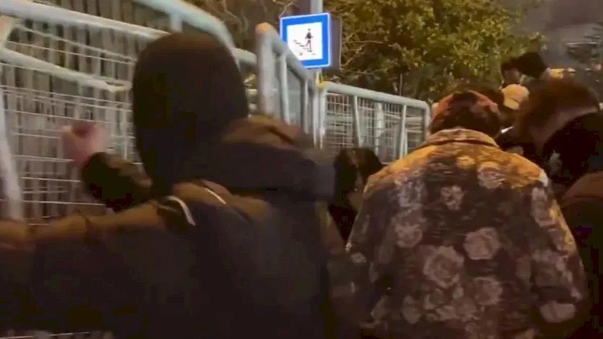 Saraçhane'de polis bariyerlerine saldıran maskeli 35 şüpheli gözaltında