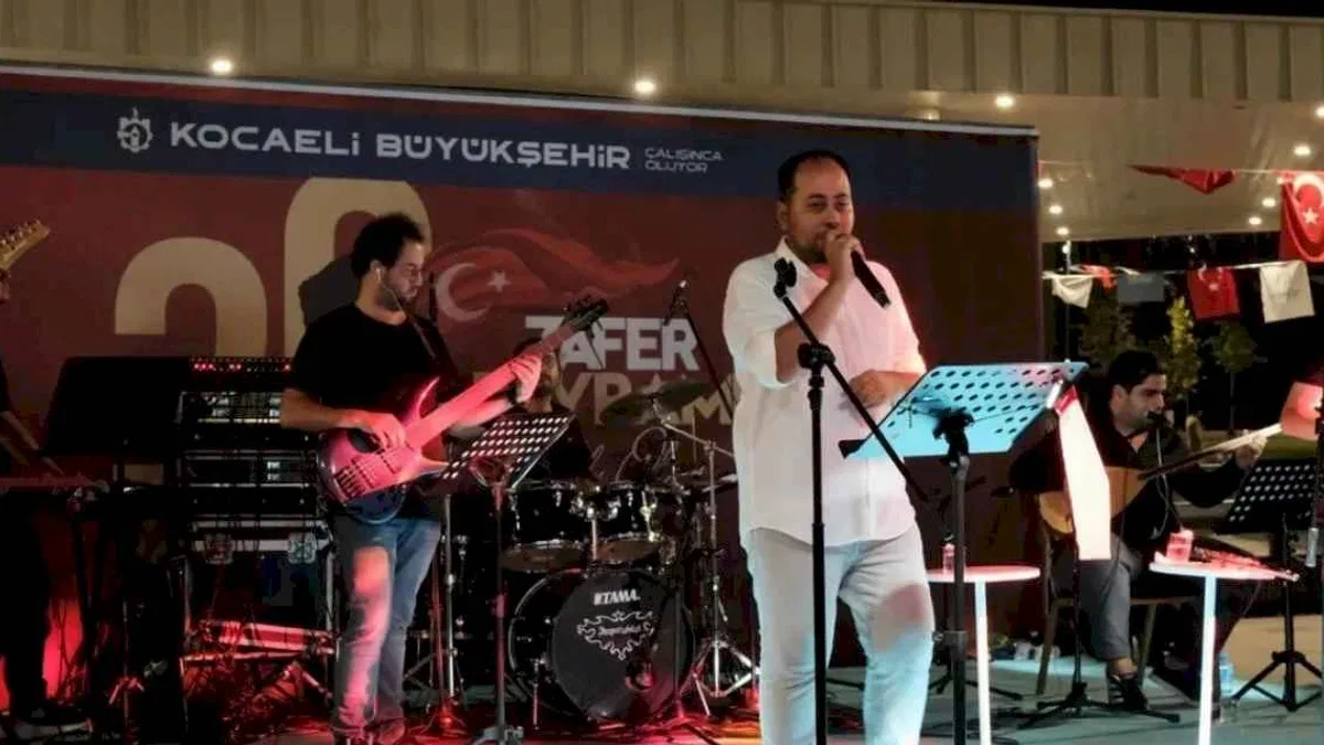 Zafer meşalesi Milli İrade Meydanı’nda yakıldı
