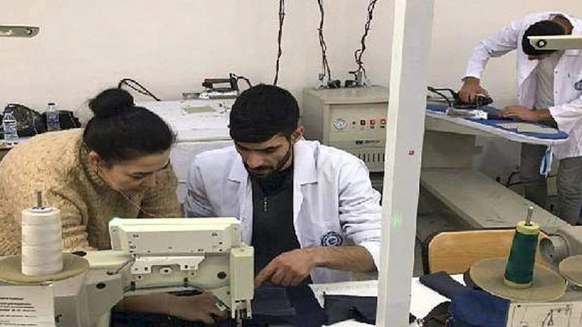 Türk ve göçmen deri dikim ve kesim operatörleri işbaşı yaptı
